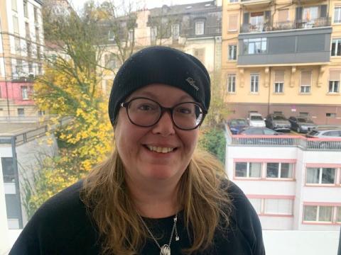 Portrait d'une famme qui fait du bénévolat