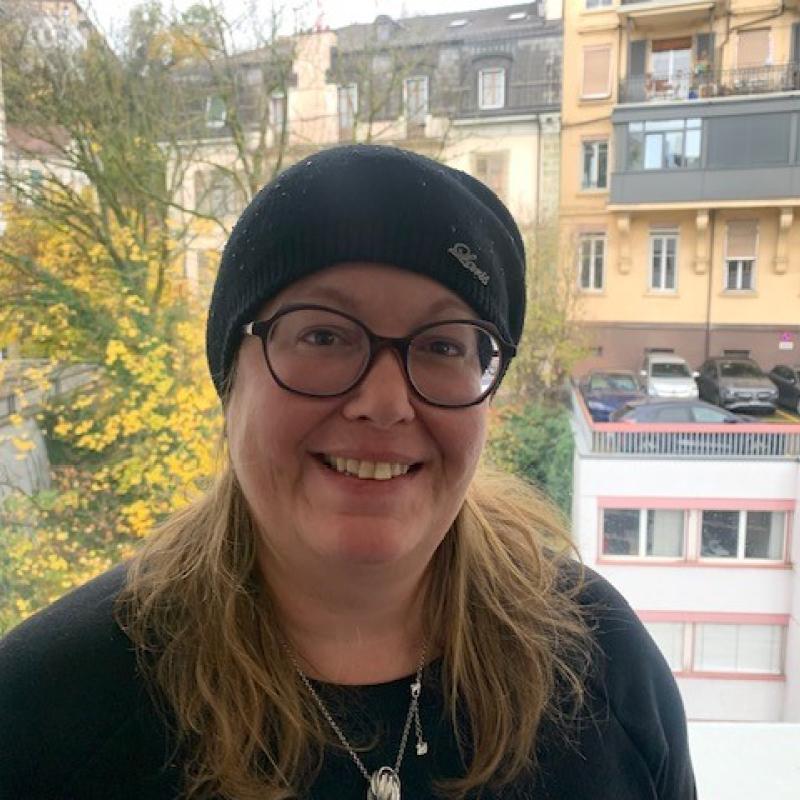 Portrait d'une famme qui fait du bénévolat